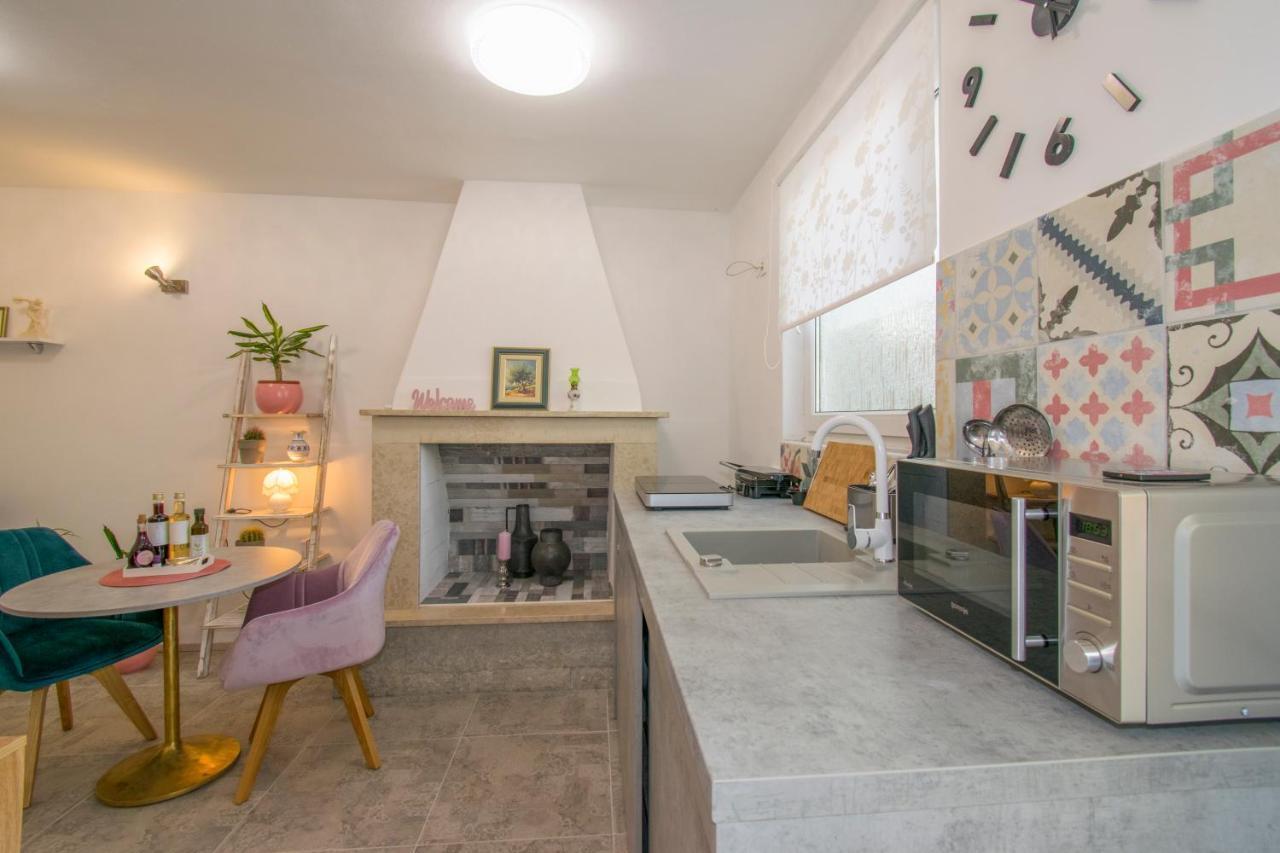 Apartman Enjoy Ровин Екстериор снимка