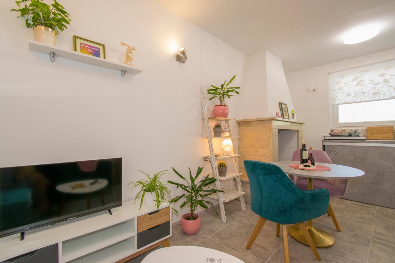 Apartman Enjoy Ровин Екстериор снимка