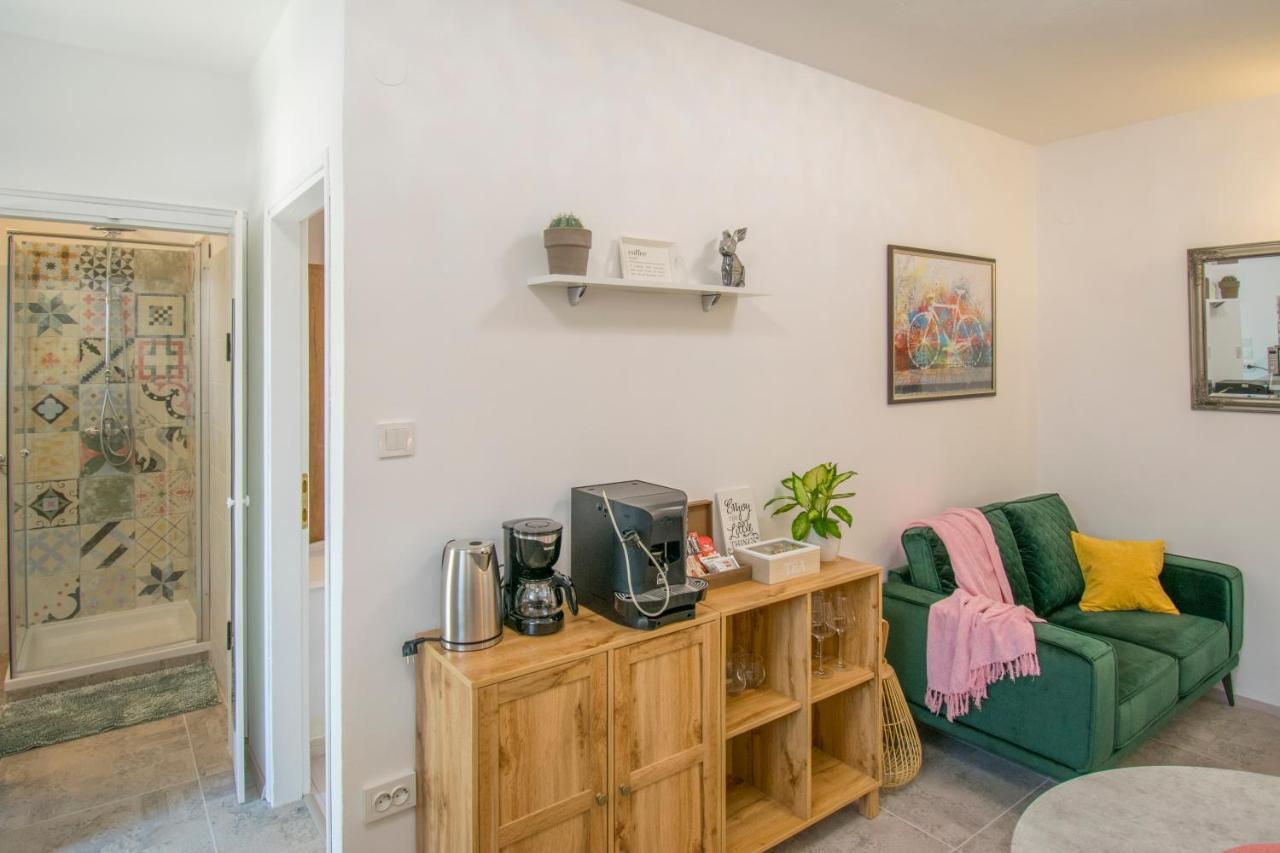 Apartman Enjoy Ровин Екстериор снимка