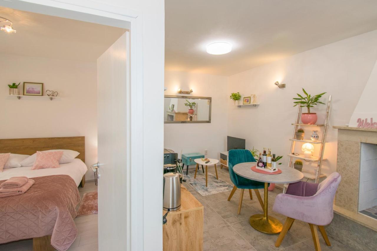 Apartman Enjoy Ровин Екстериор снимка