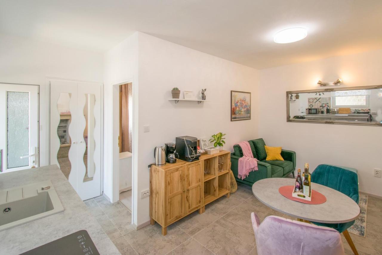 Apartman Enjoy Ровин Екстериор снимка
