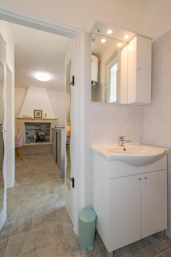 Apartman Enjoy Ровин Екстериор снимка