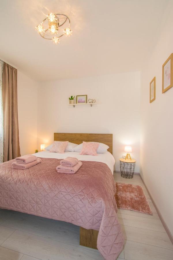Apartman Enjoy Ровин Екстериор снимка